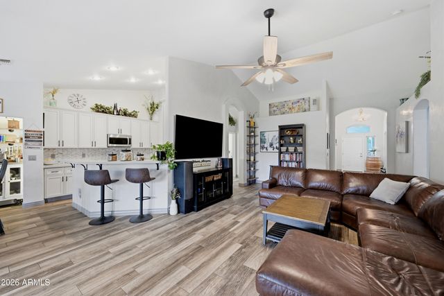 1091 S CROSSROADS Drive, Gilbert, AZ 85296