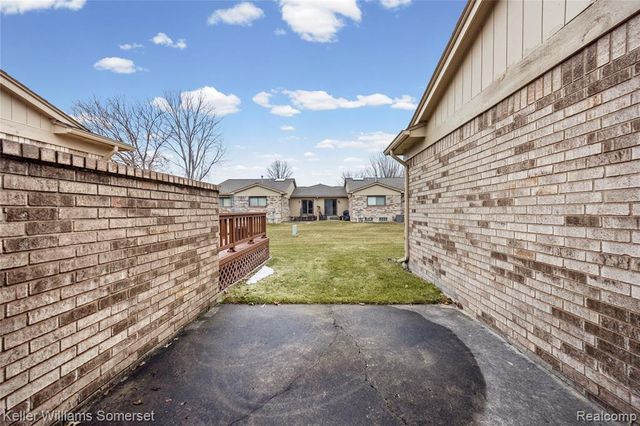 16999 Barbarosa Lane, Clinton Township, MI 48038