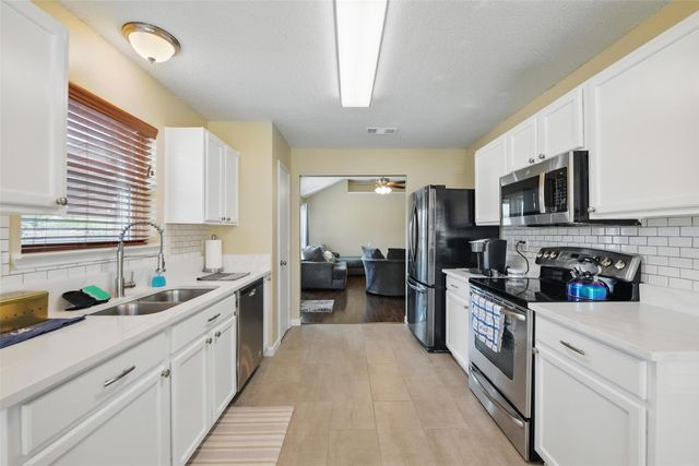1008 Miles Avenue, Burleson, TX 76028