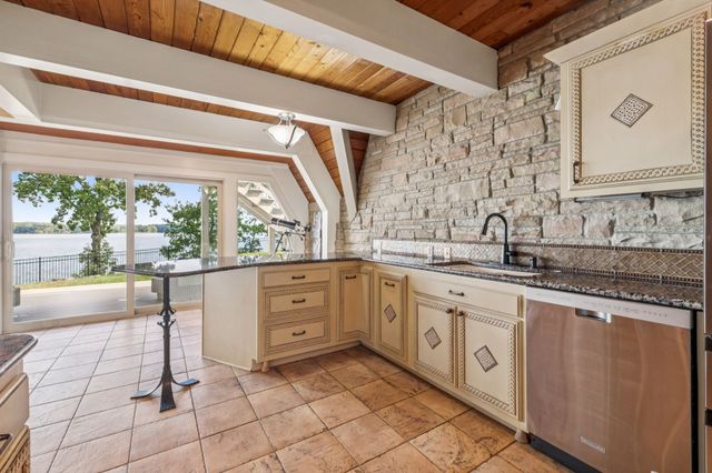 220 Waterview Dr, Hendersonville, TN 37075