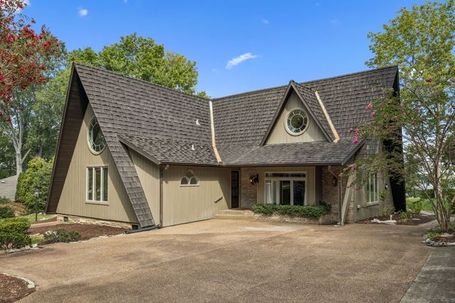 220 Waterview Dr, Hendersonville, TN 37075