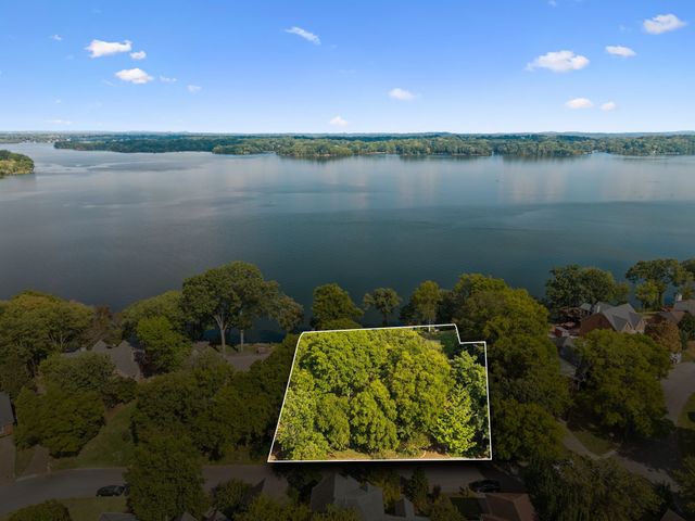 220 Waterview Dr, Hendersonville, TN 37075