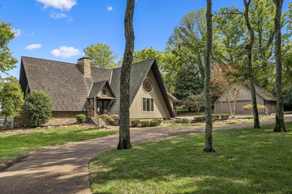 220 Waterview Dr, Hendersonville, TN 37075