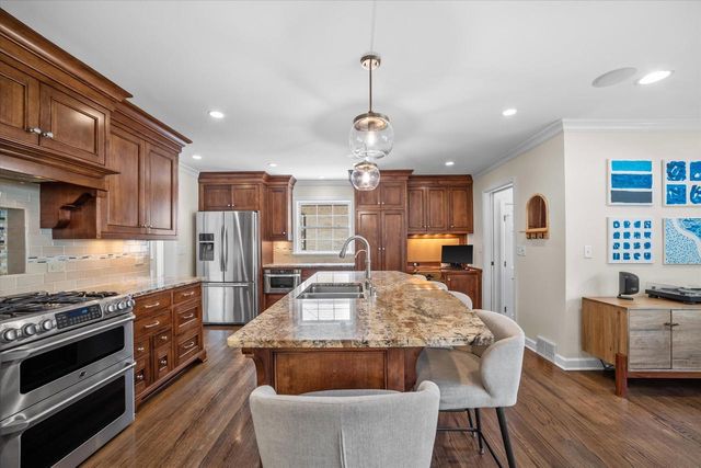 870 E Birch AVENUE, Whitefish Bay, WI 53217
