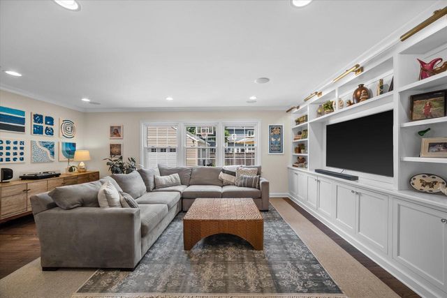 870 E Birch AVENUE, Whitefish Bay, WI 53217