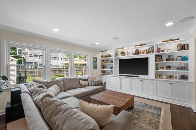 870 E Birch AVENUE, Whitefish Bay, WI 53217