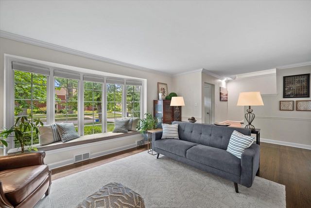 870 E Birch AVENUE, Whitefish Bay, WI 53217