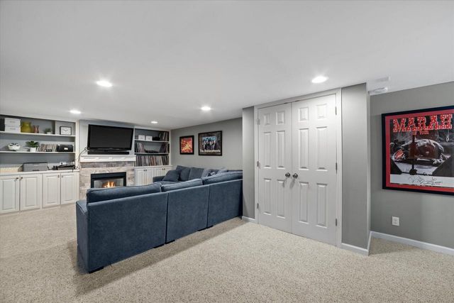 870 E Birch AVENUE, Whitefish Bay, WI 53217