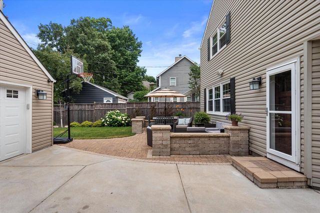 870 E Birch AVENUE, Whitefish Bay, WI 53217