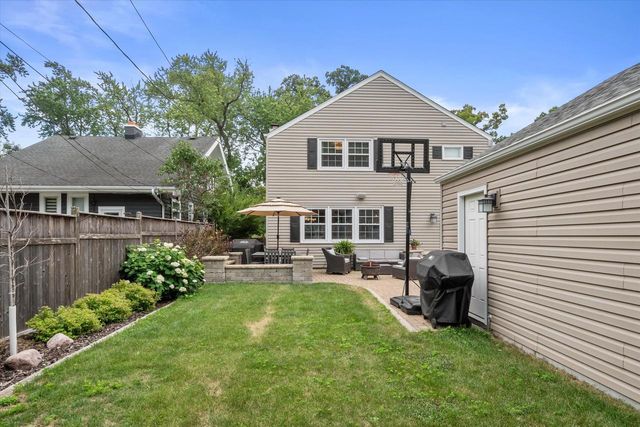 870 E Birch AVENUE, Whitefish Bay, WI 53217