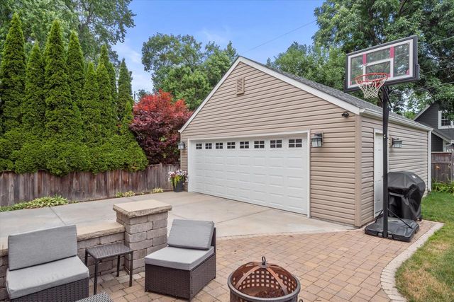 870 E Birch AVENUE, Whitefish Bay, WI 53217