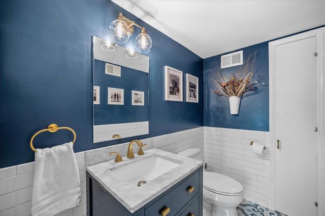 870 E Birch AVENUE, Whitefish Bay, WI 53217
