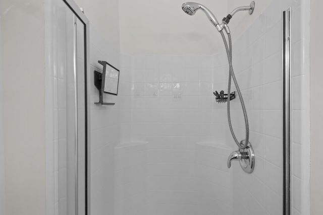 7020 Bridgeport Dr, Nashville, TN 37221