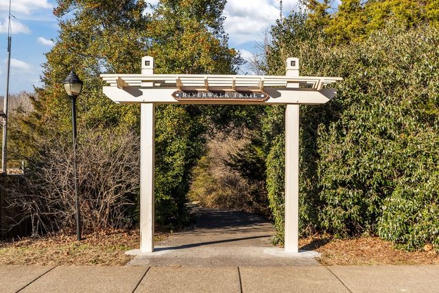 7020 Bridgeport Dr, Nashville, TN 37221