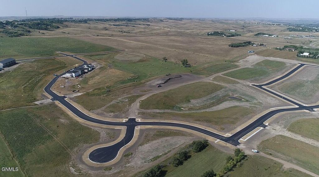 3701 Silver Leaf Avenue NW, Mandan, ND 58554