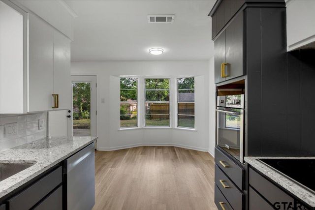 3125 Autumn Leaves Dr, Tyler, TX 75702
