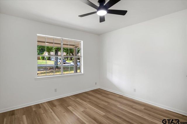 3125 Autumn Leaves Dr, Tyler, TX 75702