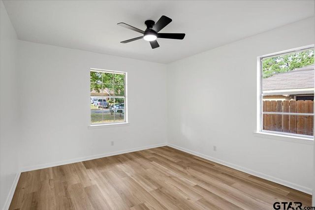 3125 Autumn Leaves Dr, Tyler, TX 75702