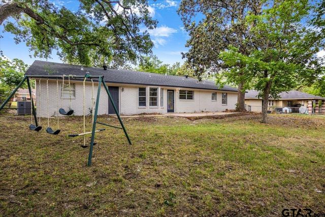 3125 Autumn Leaves Dr, Tyler, TX 75702