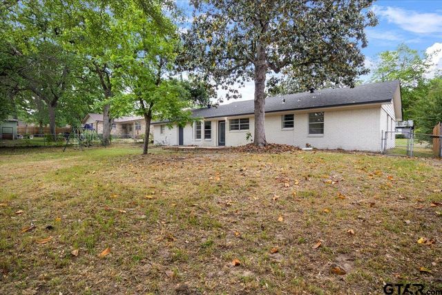 3125 Autumn Leaves Dr, Tyler, TX 75702