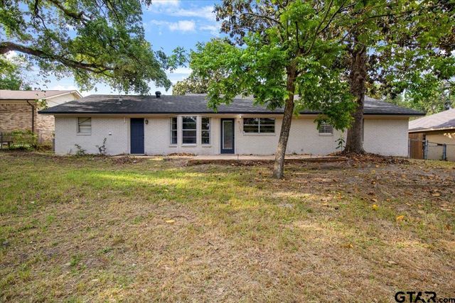 3125 Autumn Leaves Dr, Tyler, TX 75702