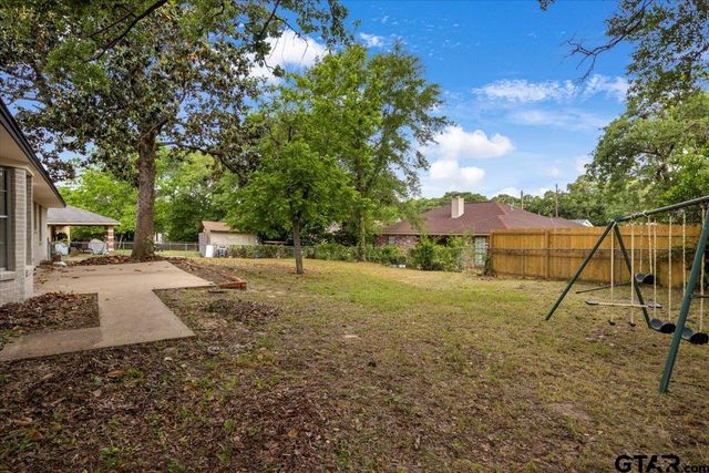 3125 Autumn Leaves Dr, Tyler, TX 75702