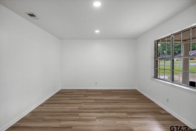 3125 Autumn Leaves Dr, Tyler, TX 75702