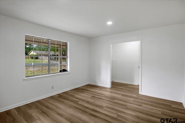 3125 Autumn Leaves Dr, Tyler, TX 75702