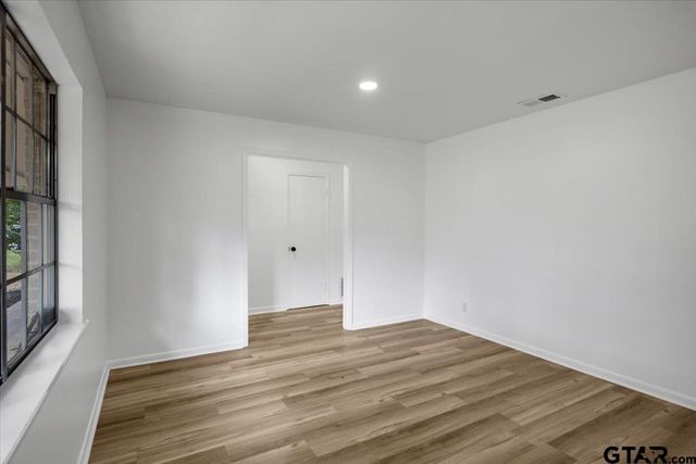 3125 Autumn Leaves Dr, Tyler, TX 75702
