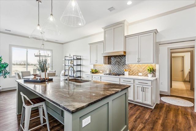 5918 E Forbes Ct, Bel Aire, KS 67220