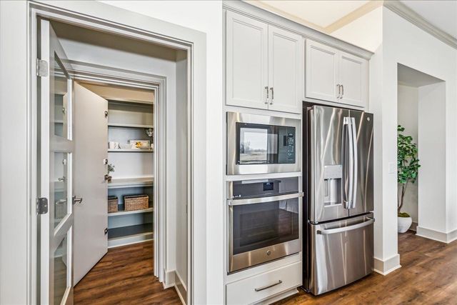 5918 E Forbes Ct, Bel Aire, KS 67220