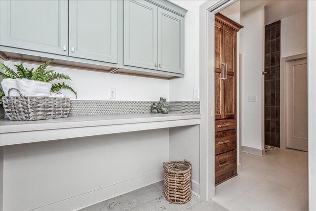 5918 E Forbes Ct, Bel Aire, KS 67220