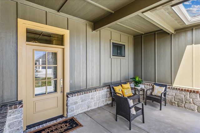 5918 E Forbes Ct, Bel Aire, KS 67220