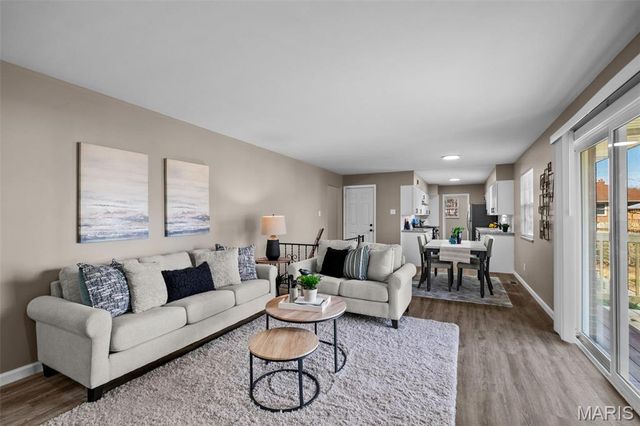 27 Nob Hill Drive, Hazelwood, MO 63138
