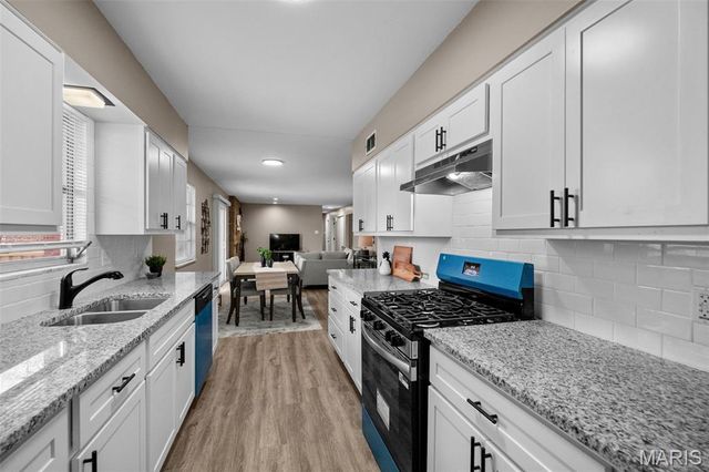 27 Nob Hill Drive, Hazelwood, MO 63138