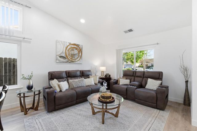 2404 E El Paso Avenue E, Fresno, CA 93720