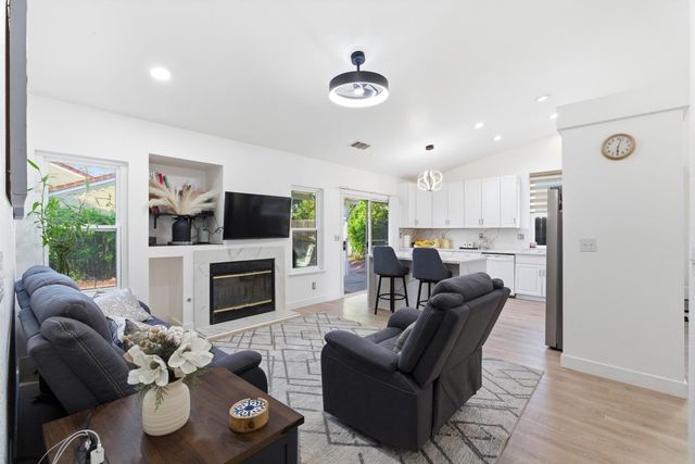 2404 E El Paso Avenue E, Fresno, CA 93720