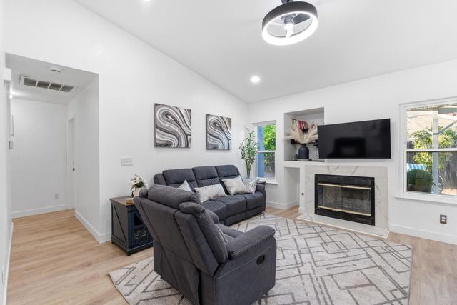 2404 E El Paso Avenue E, Fresno, CA 93720