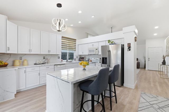 2404 E El Paso Avenue E, Fresno, CA 93720