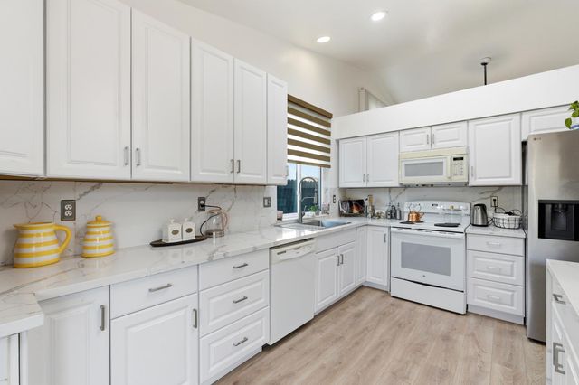 2404 E El Paso Avenue E, Fresno, CA 93720