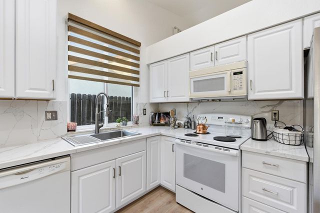 2404 E El Paso Avenue E, Fresno, CA 93720