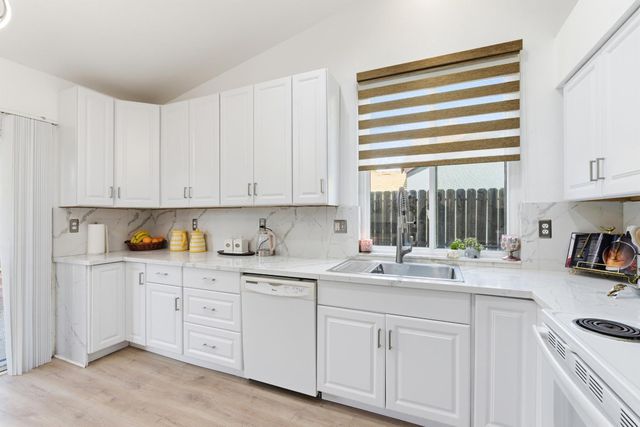 2404 E El Paso Avenue E, Fresno, CA 93720