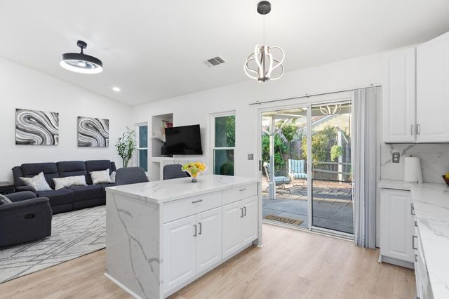 2404 E El Paso Avenue E, Fresno, CA 93720