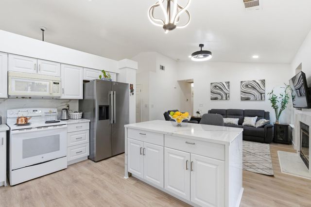 2404 E El Paso Avenue E, Fresno, CA 93720