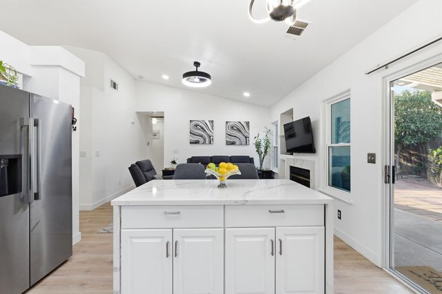 2404 E El Paso Avenue E, Fresno, CA 93720