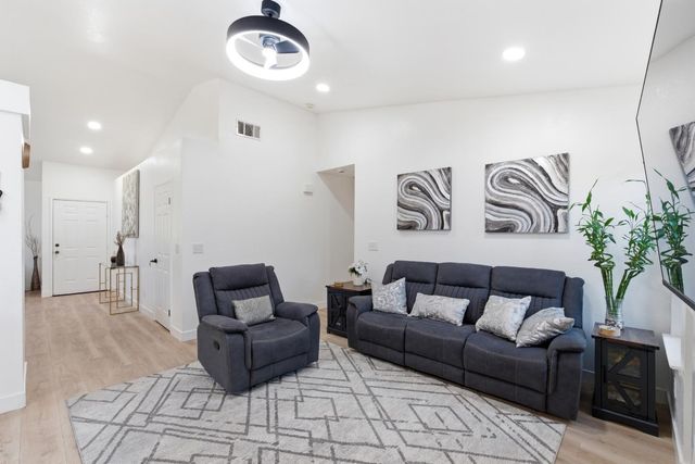 2404 E El Paso Avenue E, Fresno, CA 93720