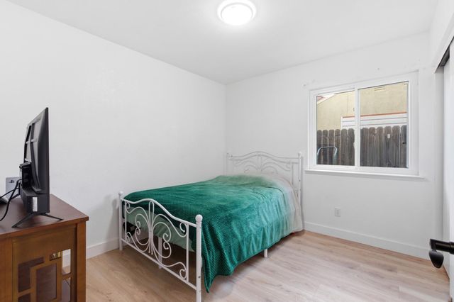 2404 E El Paso Avenue E, Fresno, CA 93720