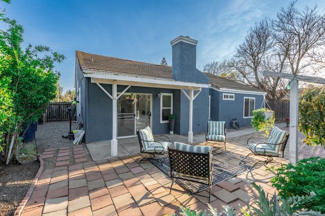 2404 E El Paso Avenue E, Fresno, CA 93720