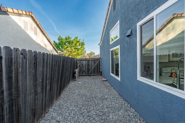 2404 E El Paso Avenue E, Fresno, CA 93720