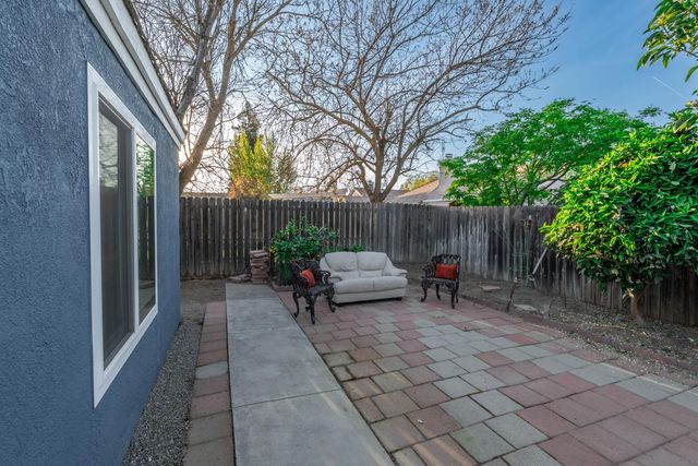 2404 E El Paso Avenue E, Fresno, CA 93720